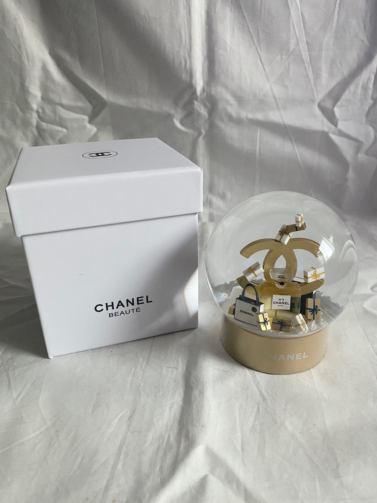 Chanel Beauty 2023 Christmas No 5 perfume snow globe