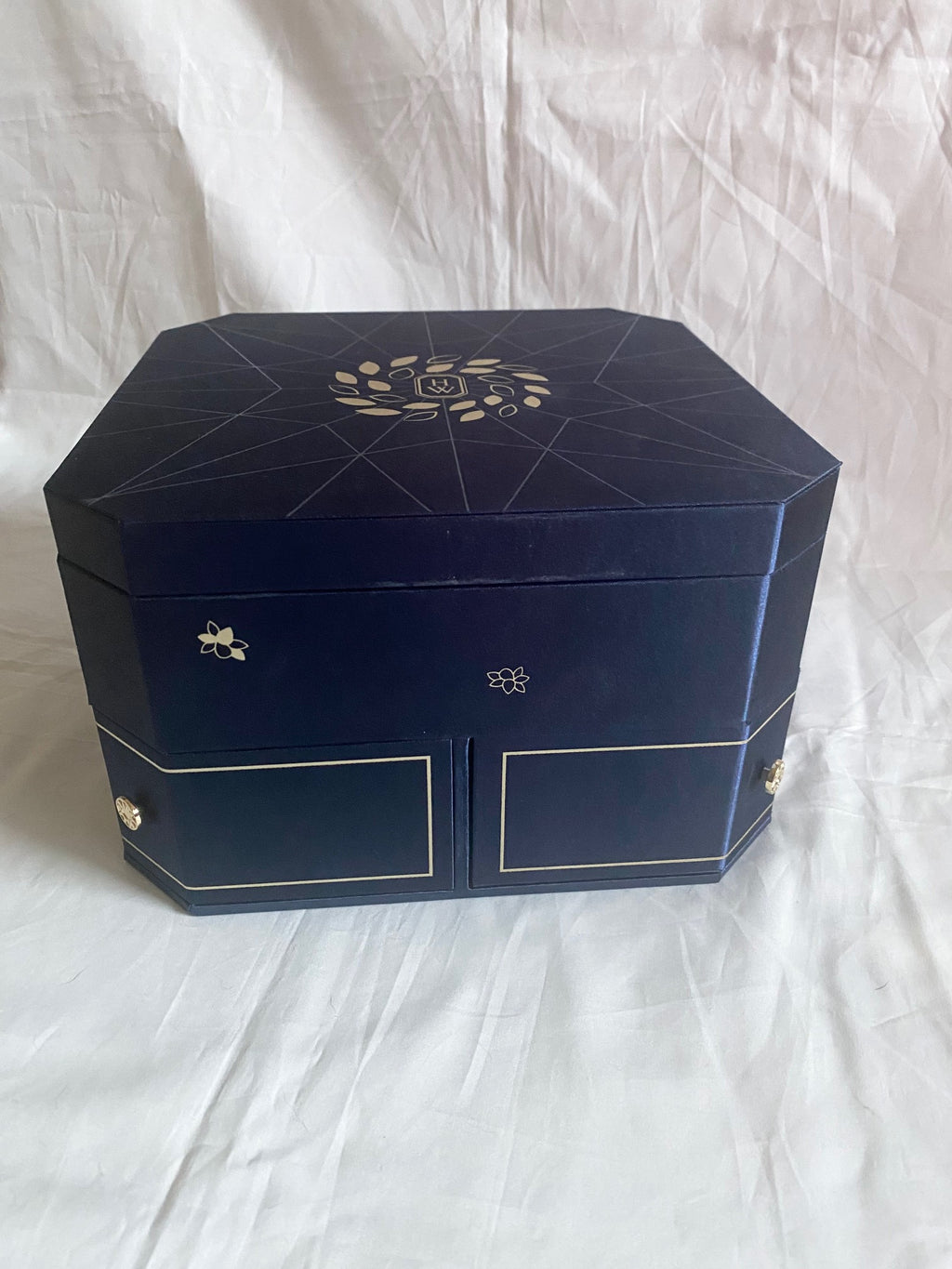 Harry Winston 2025 Mid-Autumn festival tea cups & wooden plate box set