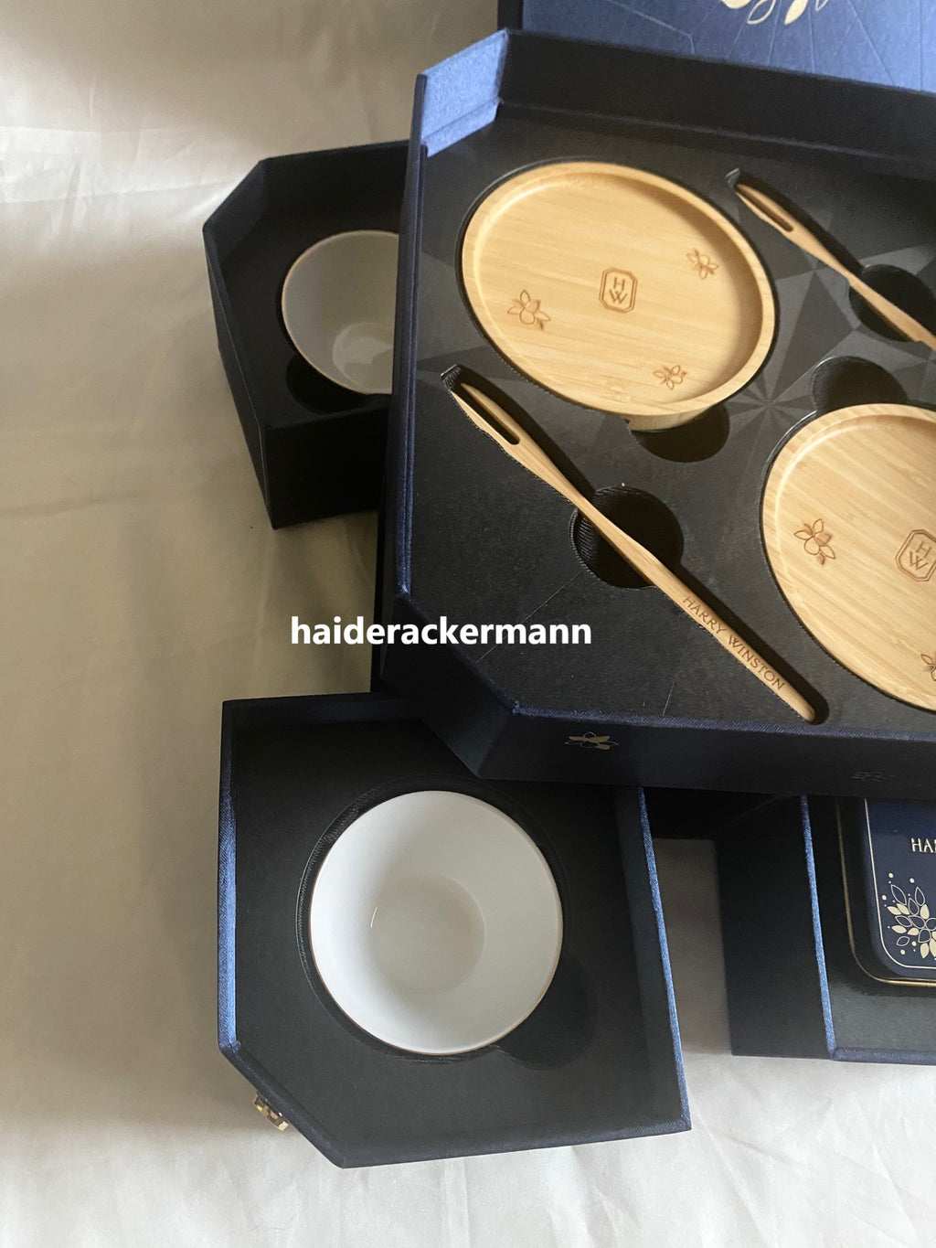 Harry Winston 2025 Mid-Autumn festival tea cups & wooden plate box set