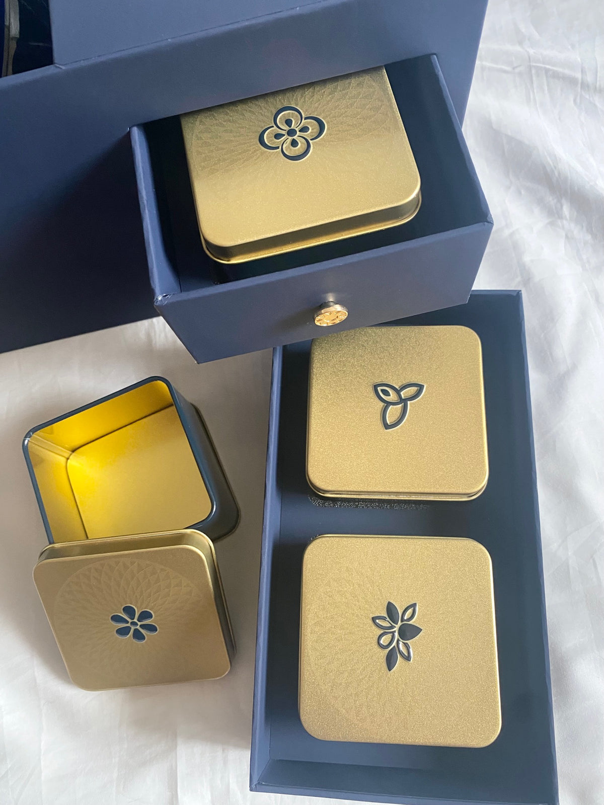Harry Winston 2026 Mid-Autumn Festival Kiriko glass candies jar & metal cans box set