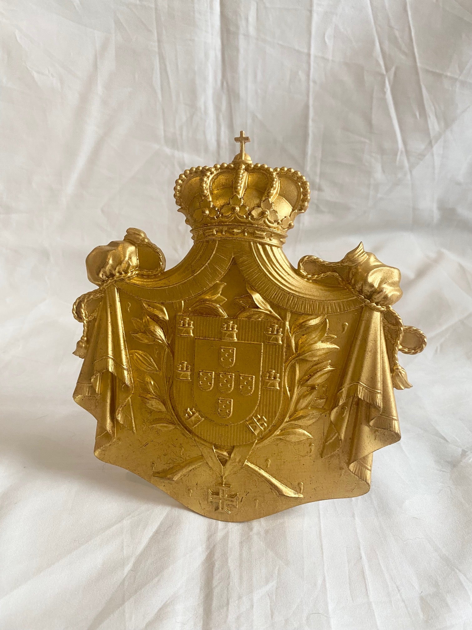 Cartier 2019 gold family crest stand for store display