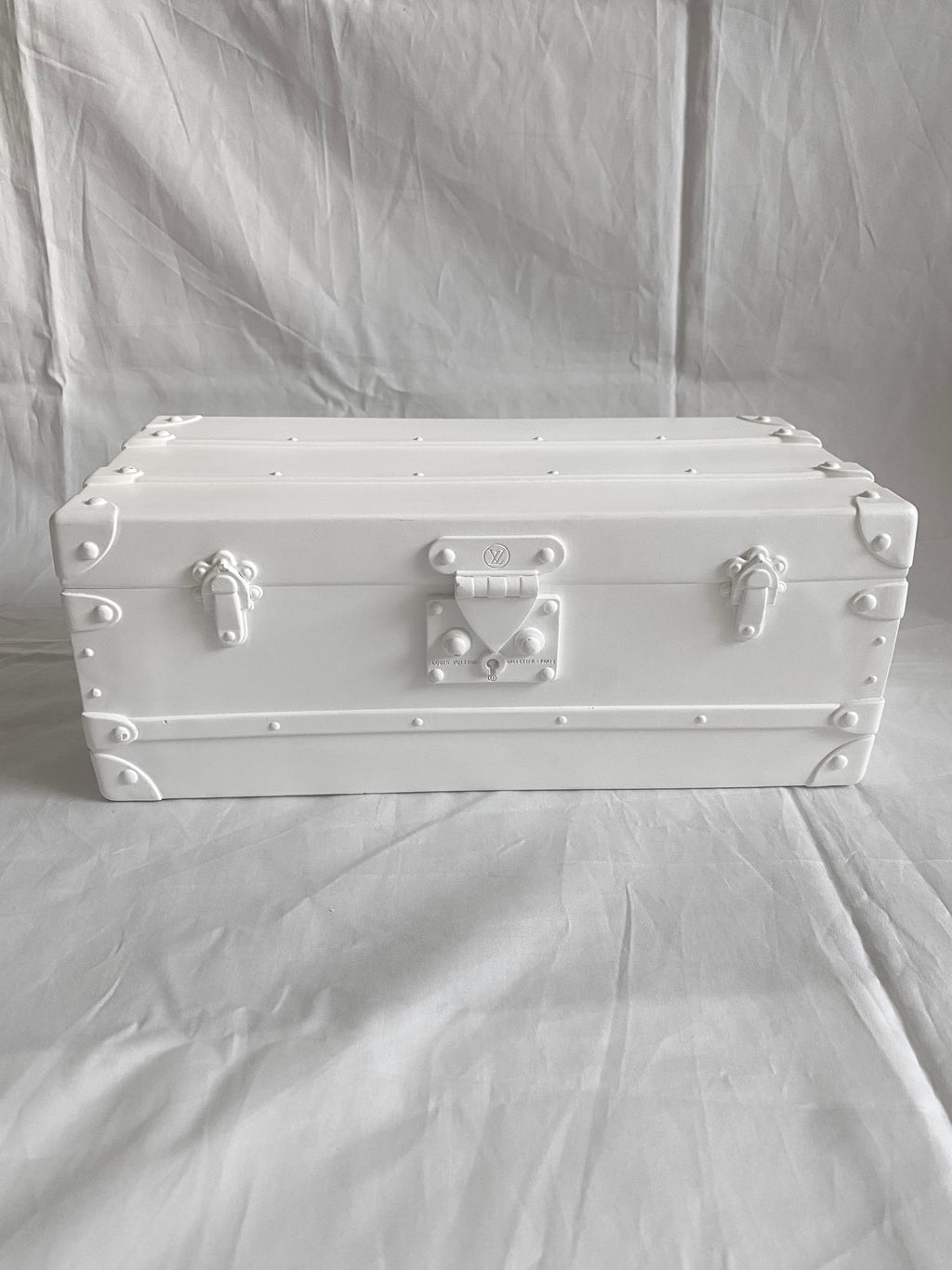 Louis Vuitton 2020 Christmas window display white trunk