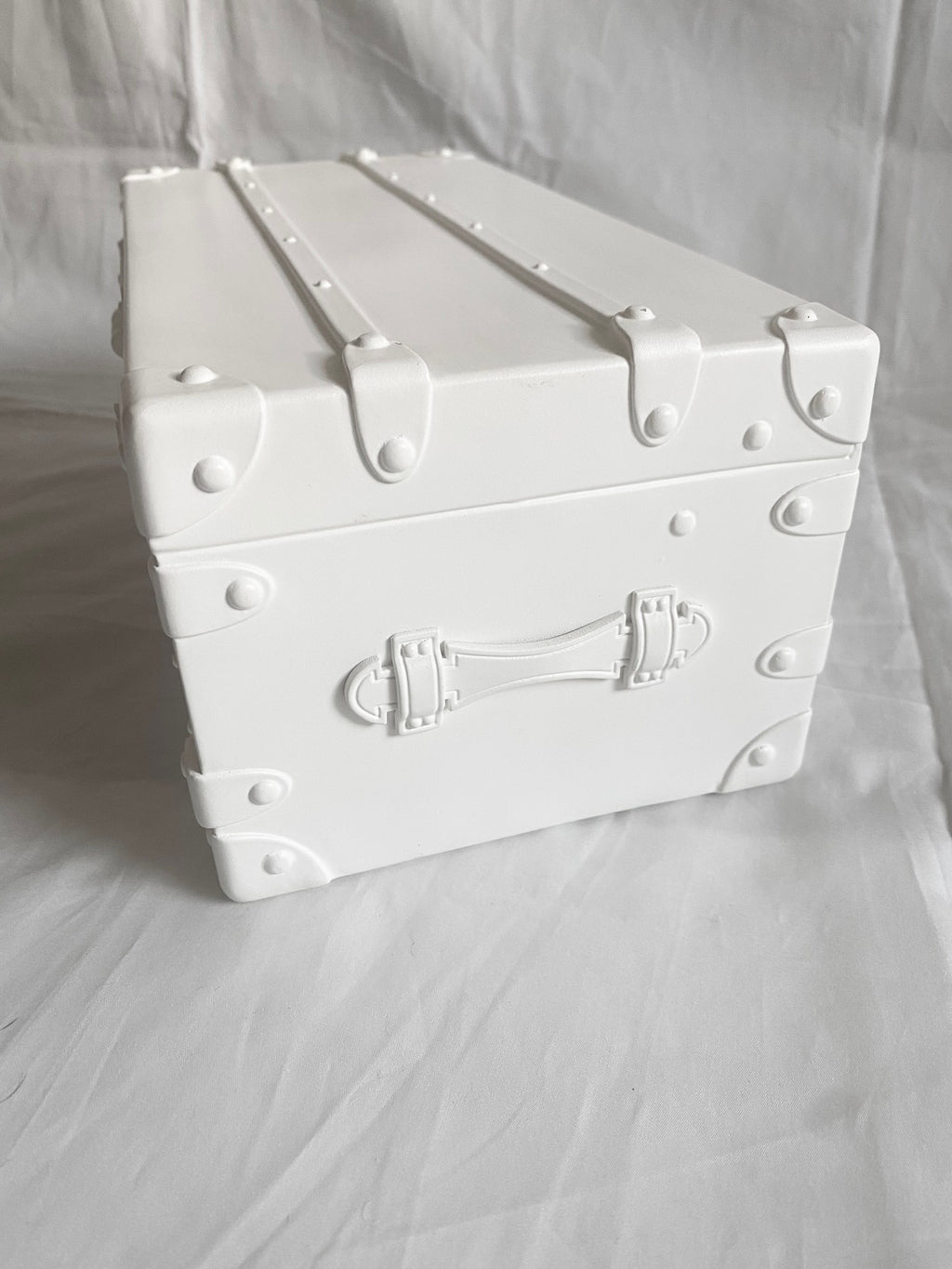 Louis Vuitton 2020 Christmas window display white trunk