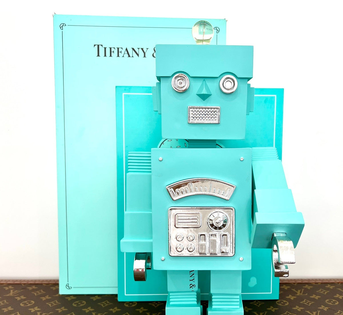 Tiffany & Co 2018 Christmas campaign giant 40 cm robot for window display