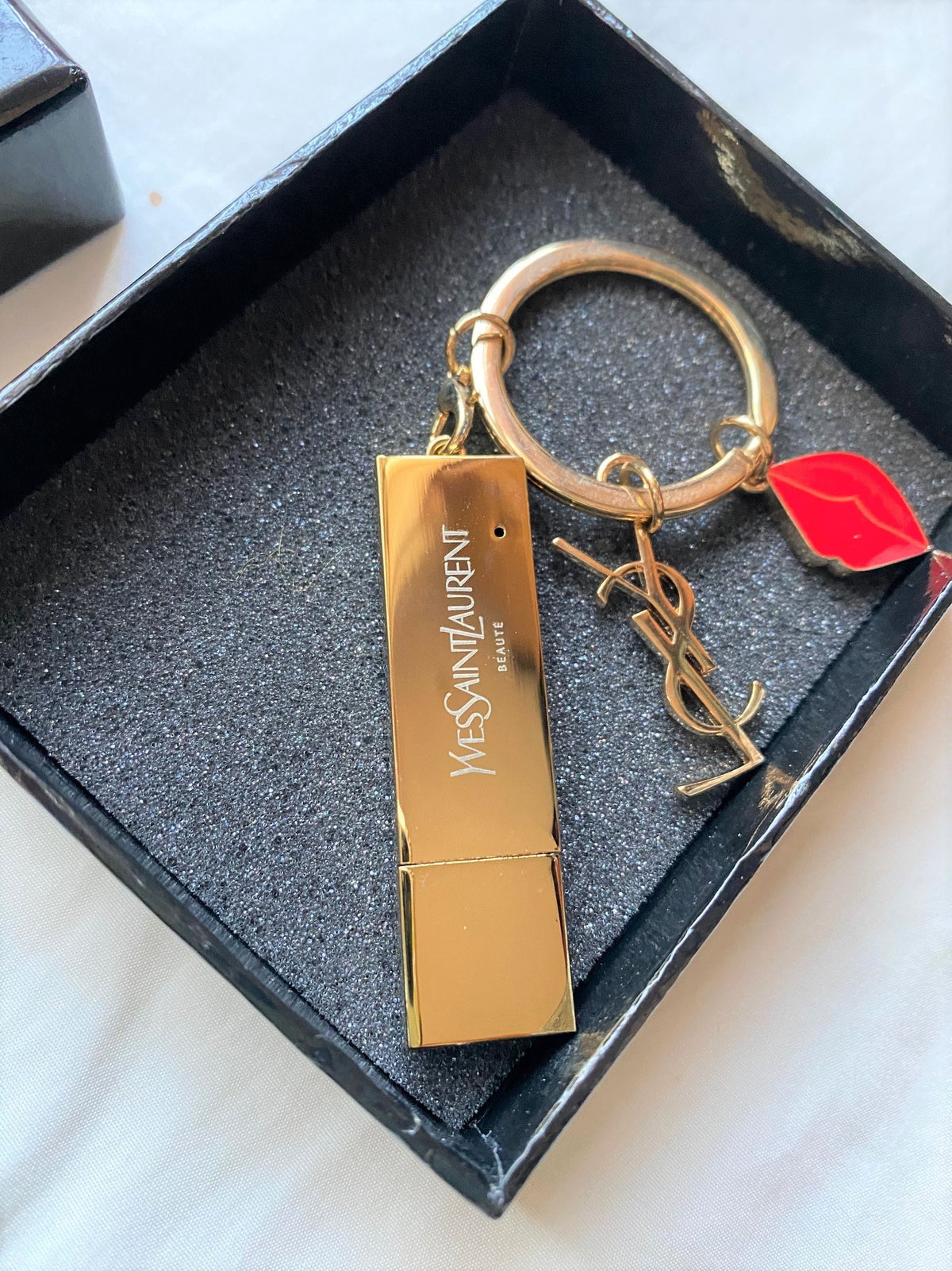 YSL Beaute 2021 Yves Saint Laurent 4GB usb keyring with lip charm