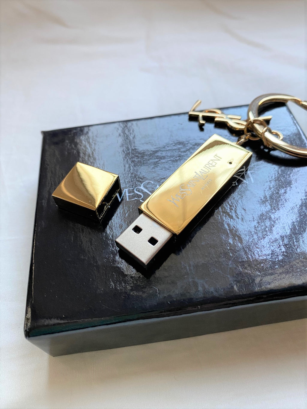 YSL Beaute 2021 Yves Saint Laurent 4GB usb keyring with lip charm