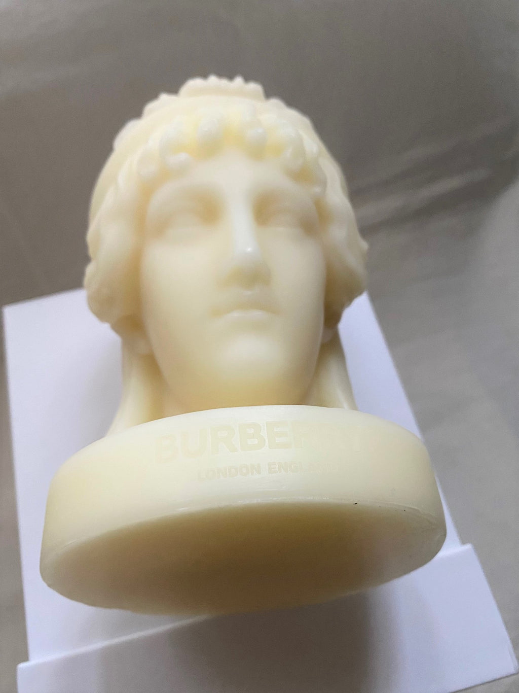 Burberry 2021 Olympia bag pop up event gift - roman sculpture candle