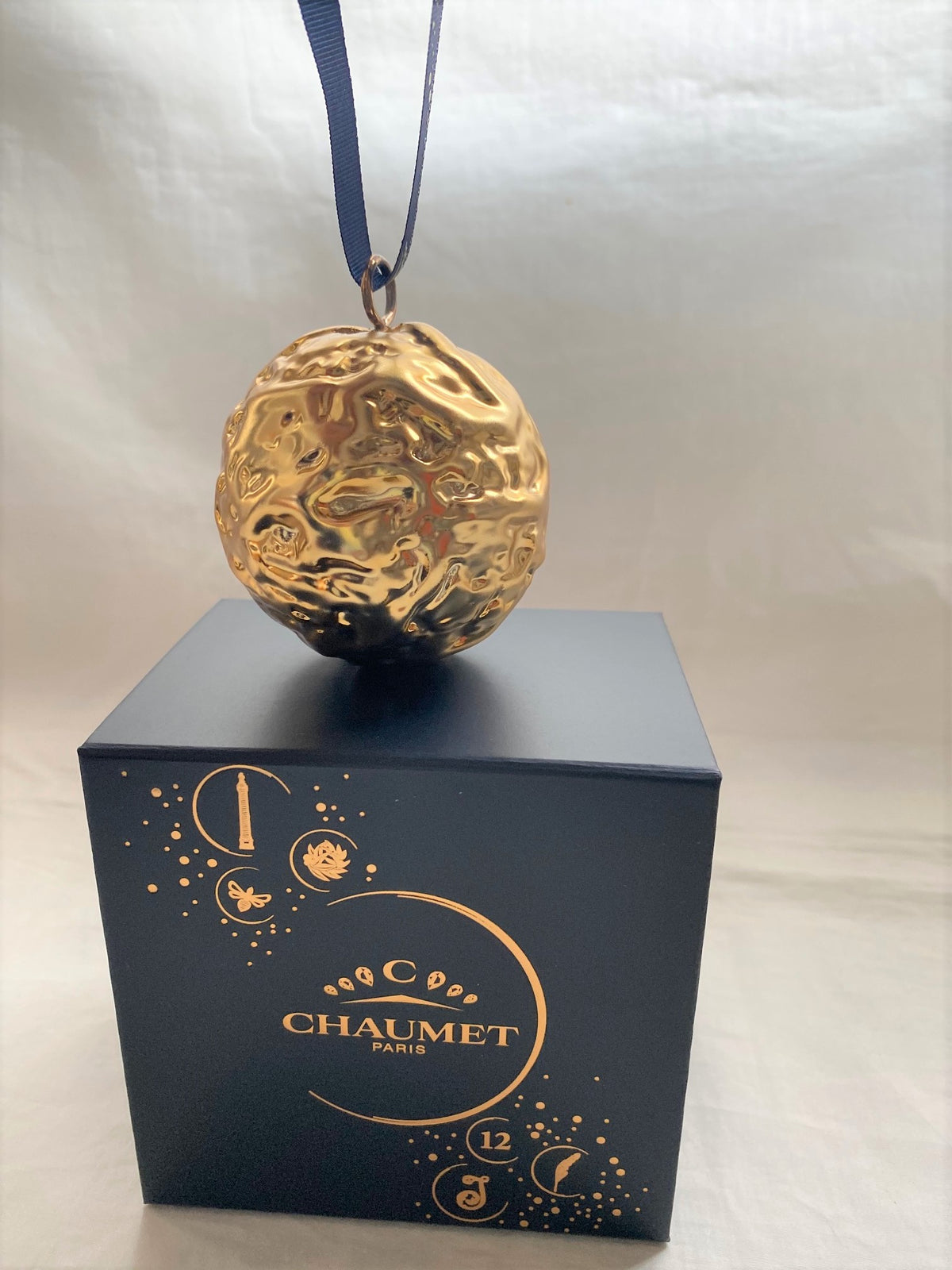 Chaumet 2020 Christmas gold chestnut ornament