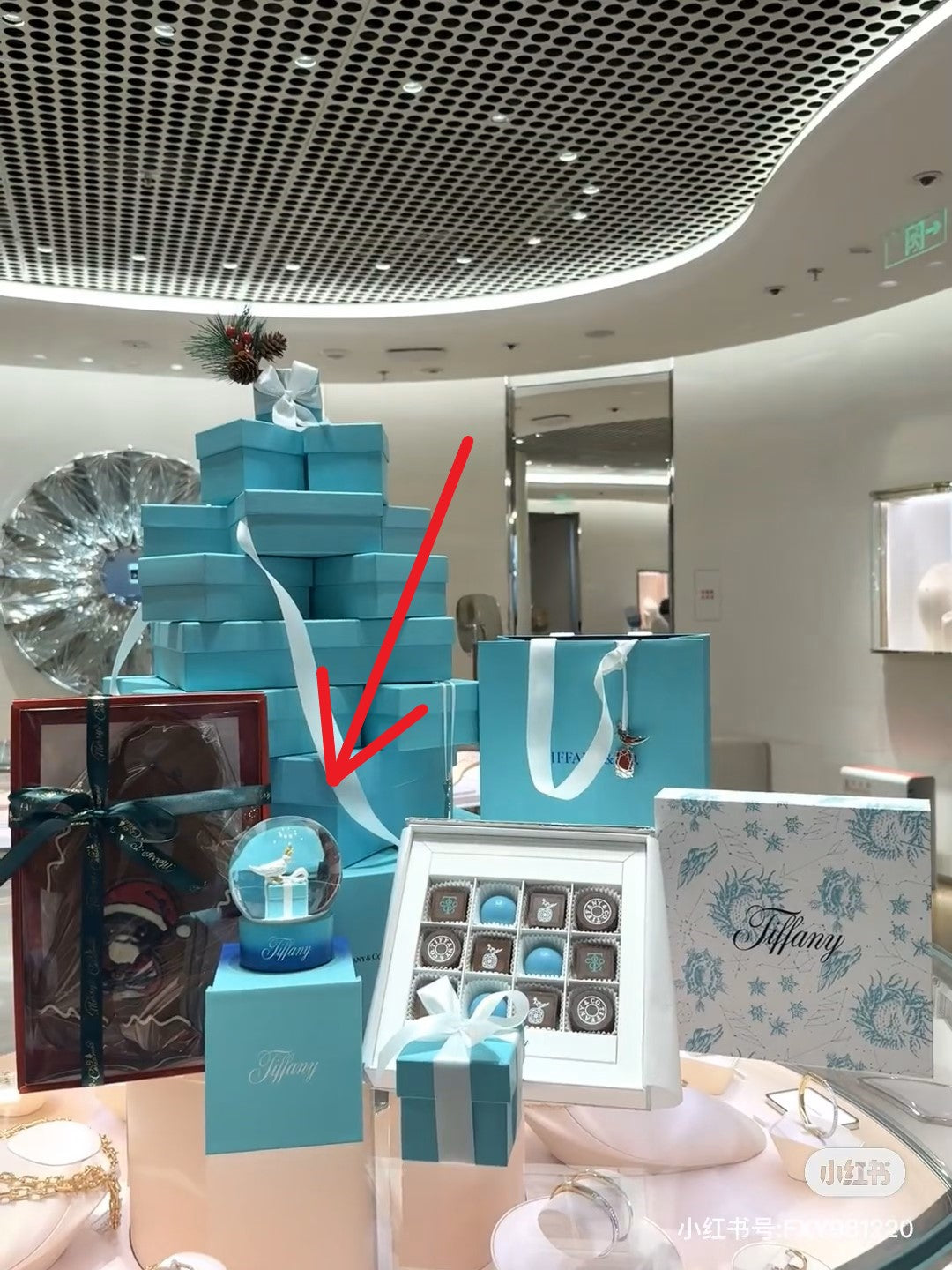 Tiffany & Co 2024 Christmas bird on a rock snow globe